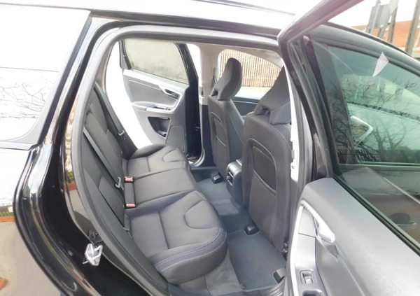 Volvo XC 60 cena 69980 przebieg: 183000, rok produkcji 2017 z Gozdnica małe 352